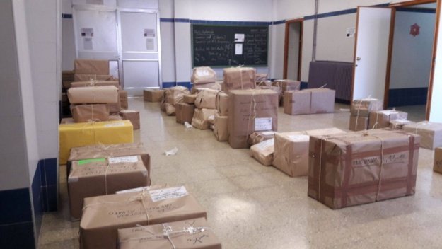 Paquetes almacenados en un aula.