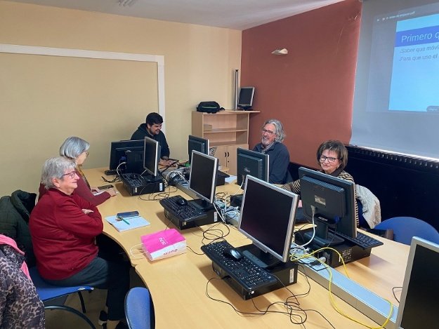 Personas mayores asistiendo a un taller de informática y telefonía móvil