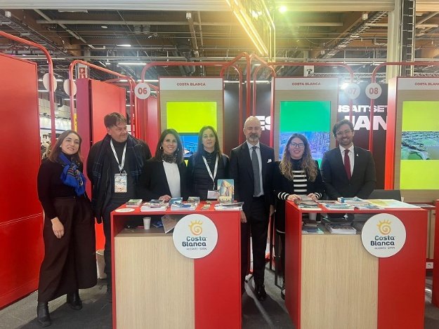 Técnica turística en el stand.