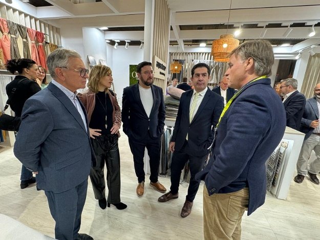 El alcalde y el teniente de alcalde con el asesor industrial de Heimtextil
