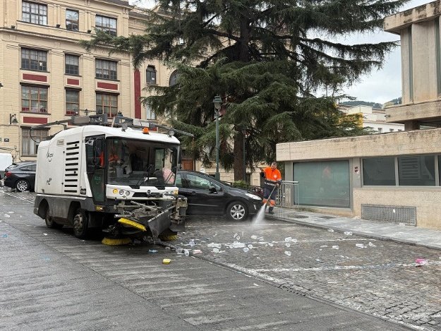 Operador realizando trabajos de limpieza