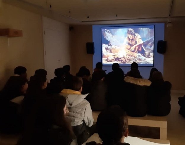 Escolares viendo una proyección