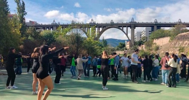 Día del deporte en 2024 en el lecho del río. En el fondo, la punta de Jordi Sant