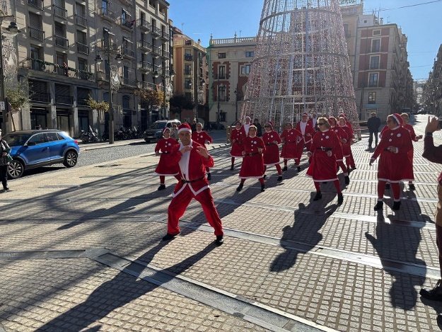 El baile de los alumnos de las Clases de Padres en la Plaza de España