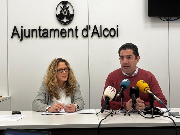 Vanessa Moltó y Toni Francés en rueda de prensa