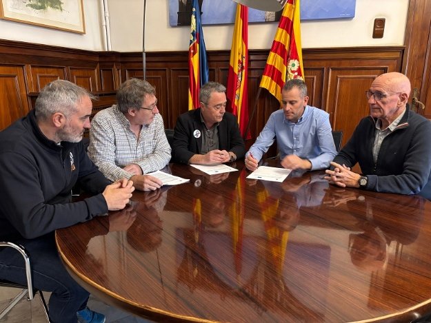 Alberto Belda, Salvador Gómez, Jesús Alcíbar, Roberto Botella y Pau Botella al firmar el acuerdo
