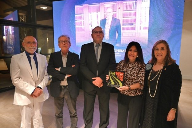 Lorena Zamorano con representantes de la Asociación Modernista de Alcoi