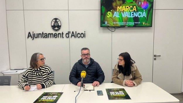 El concejal Raül Llopis; Dolors Sanchis, técnica del Gabinet de Normalització Lingüística y Rebeca Sanjuán, representante de Famílies pel Valencià en la rueda de prensa