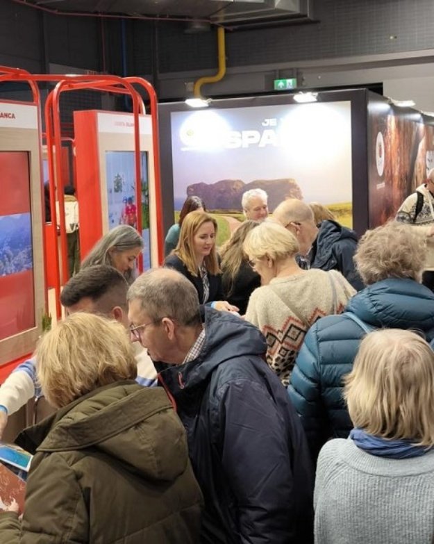 Técnica de turismo atendiendo a interesados en la Feria de Utrech