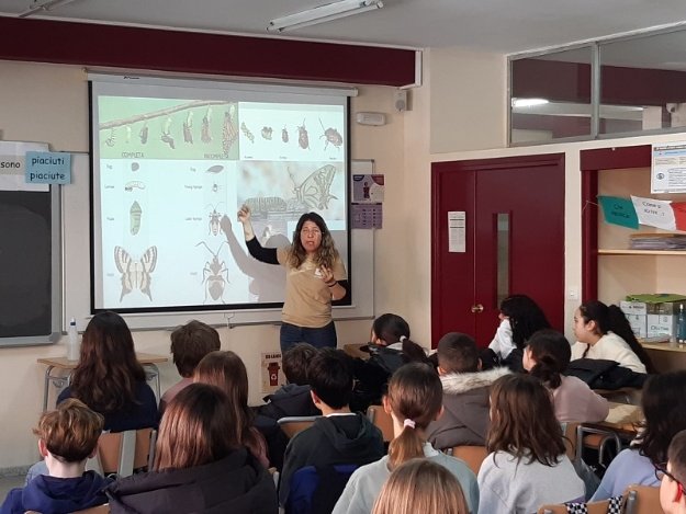 Estudiantes en una clase que participan en explicaciones en una actividad de educación ambiental