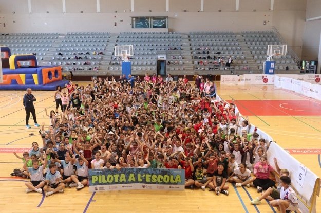 Foto de grupo de Pilota a l’Escola en Alcoy, en el Polideportivo Municipal Francisco Laporta