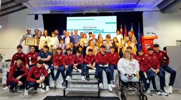El alcalde de Alcoy con los premiados en los 'Premis de l'esport 2025'