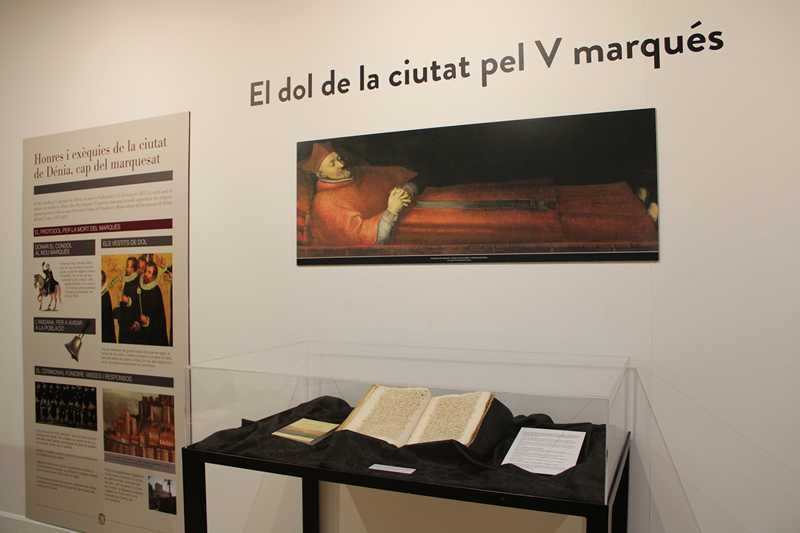 Una exposición en el Centre d’Art l’Estació muestra el luto de Dénia por la muerte del V mar...