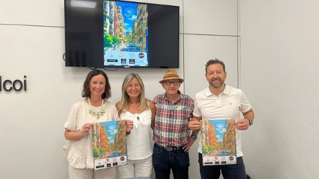 La concejala Aroa Mira con los organizadores del acto en rueda de prensa