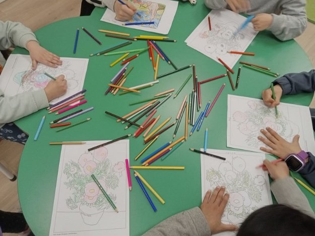 Niños pintando con lápices de colores durante uno de los talleres de 2025