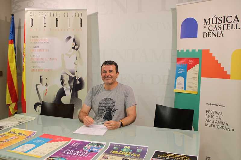 Las actividades culturales llenan las noches de verano en Dénia