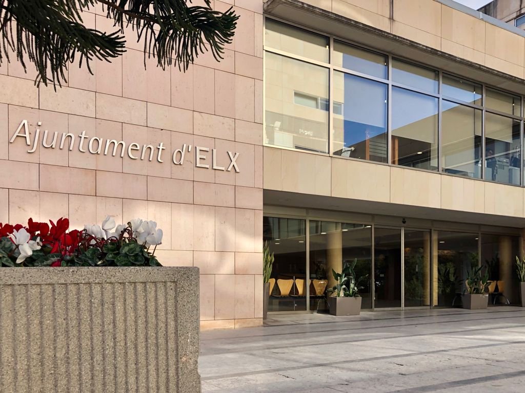 El Ayuntamiento de Elche reduce en más de 2,5 millones las facturas sin contrato desde 2022