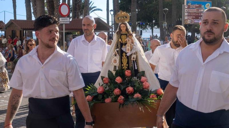 Ofrenda a la Virgen del Carmen.