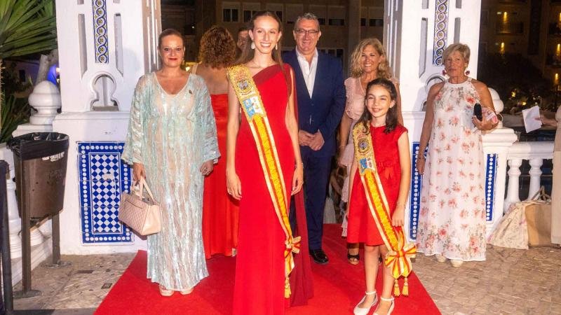 El alcalde, la concejal de fiestas, la presidenta de la Comissió y las reinas a su llegada al Castell.