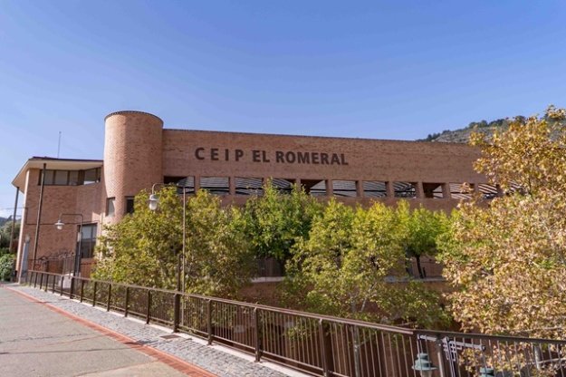 Fachada del CEIP El Romeral