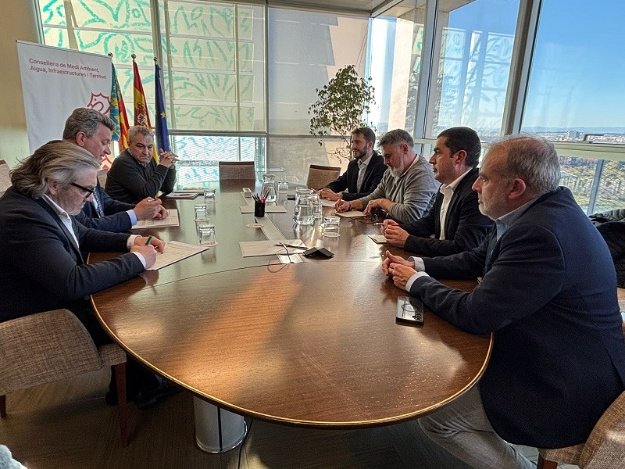 Toni Francés, Jordi Pla, Vicent Molina, Vicente Martínez Mus y Francisco Javier Sendra durante la reunión