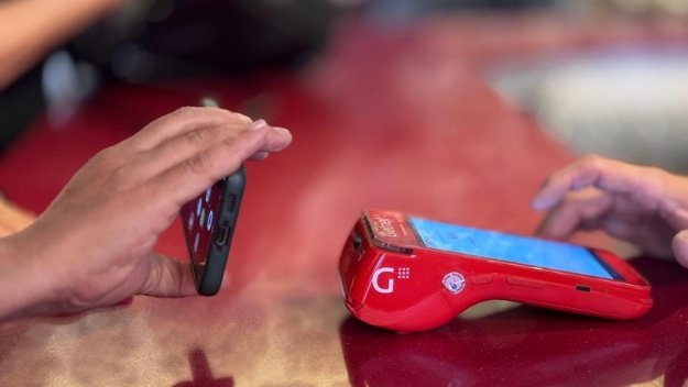 Una persona pagando en un establecimiento con su teléfono