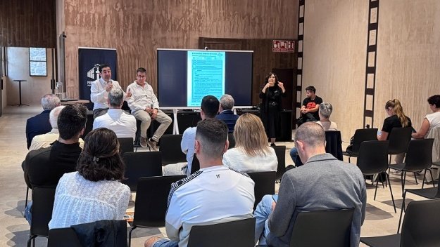 Alcalde y técnicos en la Jornada Sandbox Alcoi