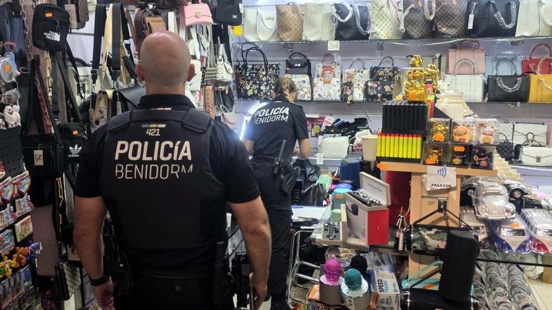 La Policía Local de Benidorm interviene más de 3.000 artículos falsificados en 9 establecimientos