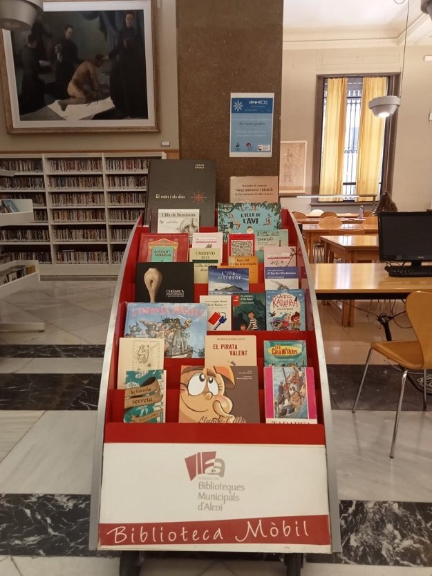 Expositor de la Biblioteca Municipal Ricardo Senabre con los libros de la exposición
