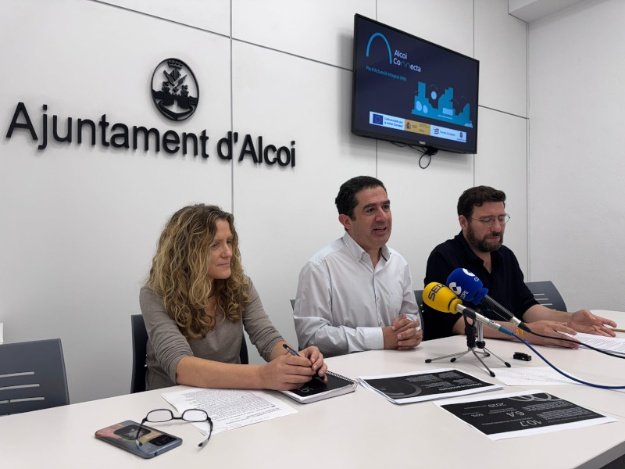 La concejal Vanessa Moltó (i), el alcalde, Toni Francés (centro) y el vicealcalde, Àlex Cerradelo (derecha) durante la rueda de prensa