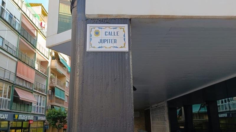 Benidorm inicia la segunda fase de reposición de las placas del callejero en el casco urbano