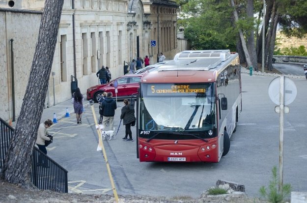Autobús urbano número 5 en la parada del cementerio