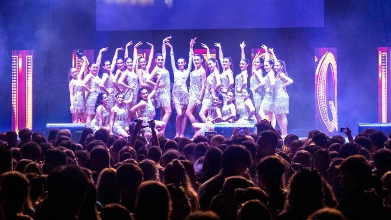 Actuación de Paula Pascual sus damas.