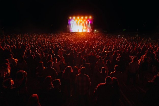 Fotografía del escenario en plena actuación y del público en el Sound Jordi 2024