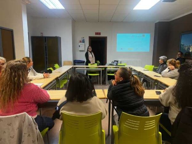 Mujeres en el aula atendiendo las explicaciones del formador