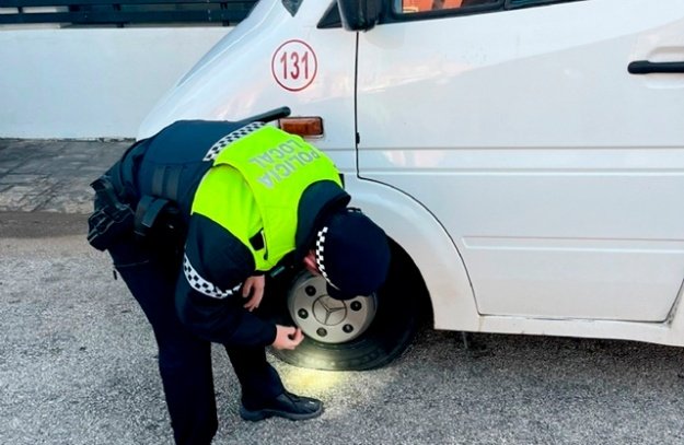Un policía local revisa una furgoneta