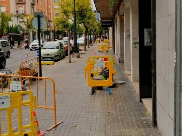 Operario reparando una acera