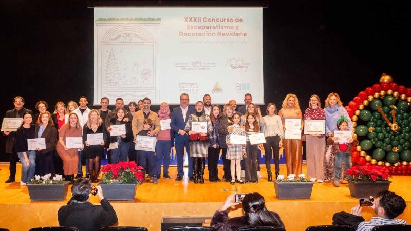 Foto de todos los premiados en el Concurso de Escaparatismo Navideño 2025.