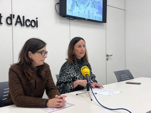 La concejala Aroa Mira y la técnica Piedad España en rueda de prensa