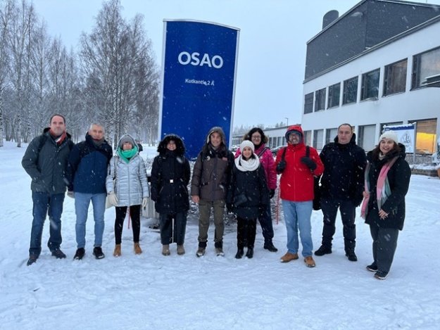Equipo docente de Formación Profesional de Alcoy y Finlandia en el exterior de la  escuela de FP OSAO totalmente nevado