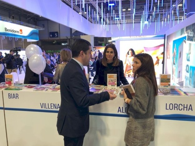 El alcalde con la concejala y la técnica de Turismo en Fitur