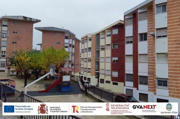 Edificios y un área de juegos infantiles en el barrio de la Font Dolça