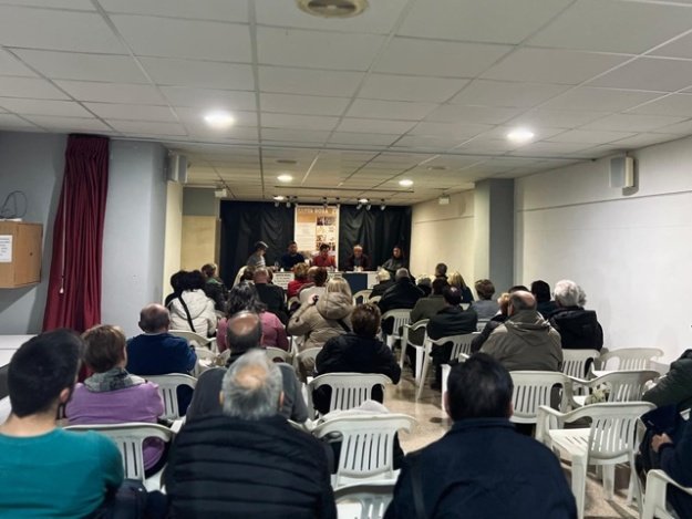 Alcalde, Vicealcalde, Aroa Mira, técnica de Participación y el presidente de la Associació Veïnal Santa Rosa La Mistera durante la reunión