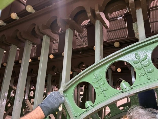 Operario repintando la enramada de Fiestas