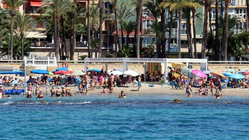 Las playas accesibles de Benidorm atendieron a más de 18.900 personas con movilidad reducida en 2025