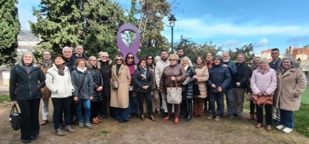 foto de grupo con el lazo contra el cáncer restaurado con políticos y gente de entidades