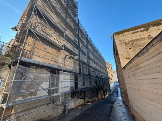 Una fachada en obras en el centro de Alcoy