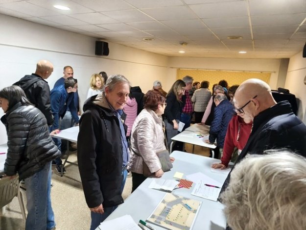 Personas debatiendo en la sesión de consulta ciudadana