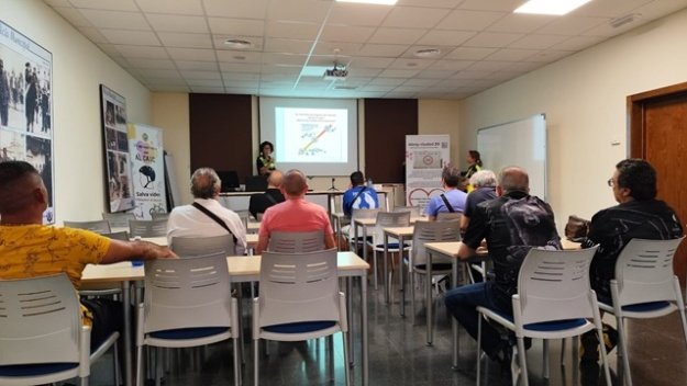 Participantes del programa en un aula atendiendo las explicaciones de la Policía Local