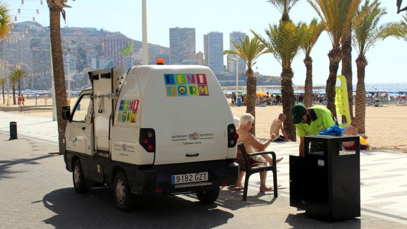 Benidorm refuerza el dispositivo de limpieza viaria y recogida de residuos con 54 operarios más durante la Semana Santa